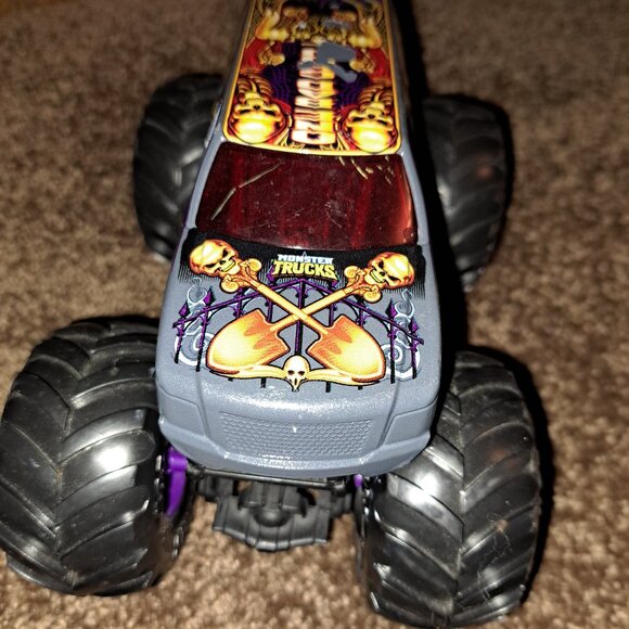 Hot Wheels Mattel 2018 "One Bad Ghoul" Monster Jam Diecast Metal Monster Truck - Picture 4 of 9